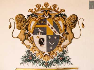 ...� il grande stemma dipinto sull�architrave di una soglia d�accesso laterale, nel quale due possenti leoni dorati sorreggono i blasoni delle famiglie proprietarie succedutesi nei secoli